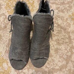 Very G Gray Frayed Open-Toe Mules